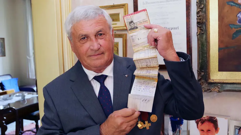 Dimitri Parpinel con il tesserino da donatore Avis