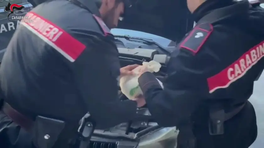 I carabinieri della Compagnia di Cortina con l'involucro trovato nel vano motore