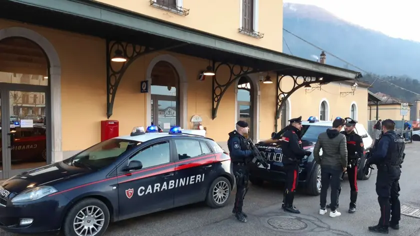 Carabinieri fuori dalla stazione di Feltre