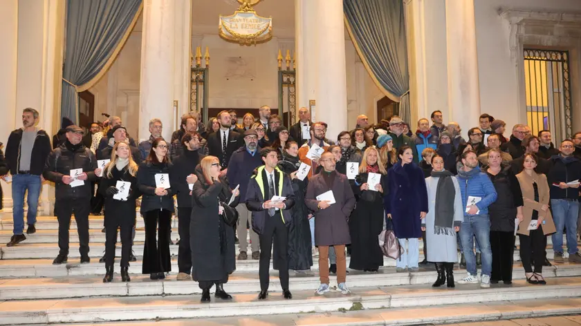 La protesta fuori dal Teatro la Fenice