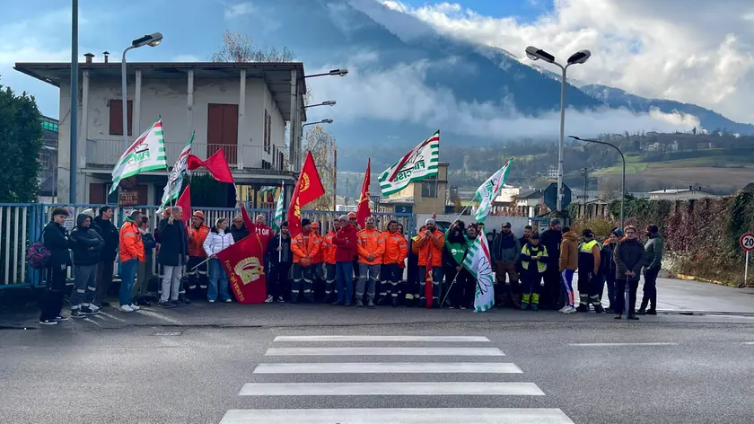 Il sit-in alla Hydro di Feltre