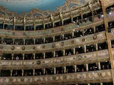 Il lancio dei volantini dai palchi della Fenice in occasione della prima di stagione