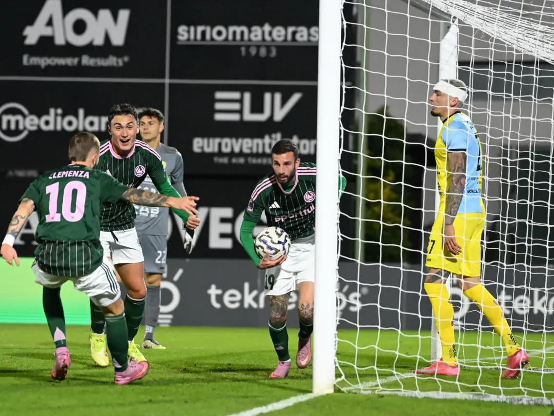 Mignanelli dopo il primo gol della Dolomiti Bellunesi (foto De Zanet)