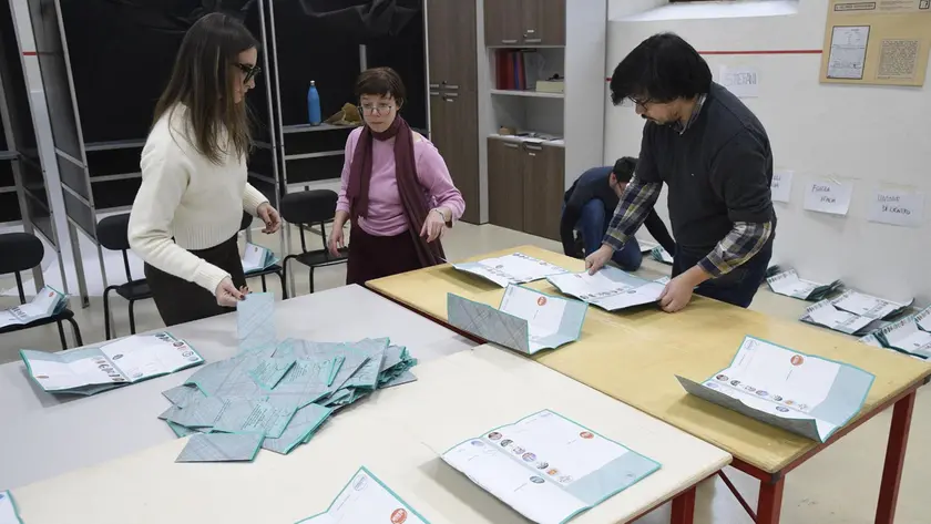 Operazioni di scrutinio in un seggio per le regionali