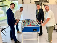 Morosin (in fondo a destra) durante una partita a calcio balilla. Tra gli sfidanti anche il governatore Stefani