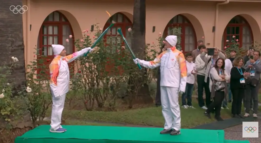 A destra Armin Zoeggeler che passa la fiamma