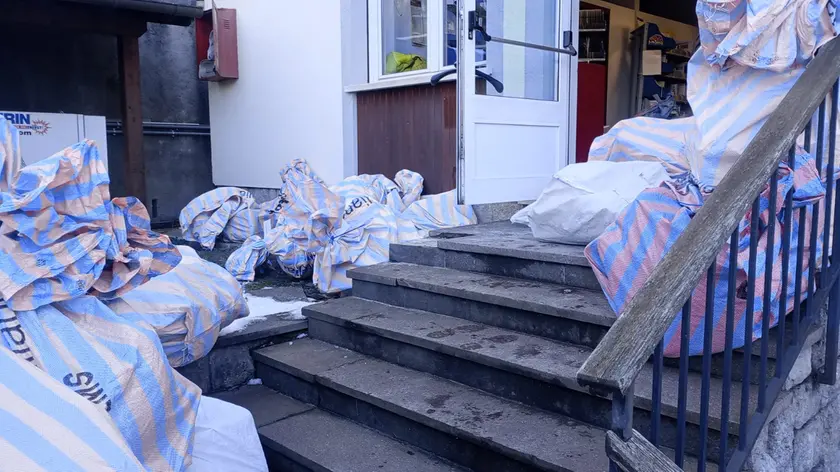 I sacchi lasciati fuori dalle Poste