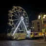 La ruota panoramica davanti all'Astor in piazza dei Martiri
