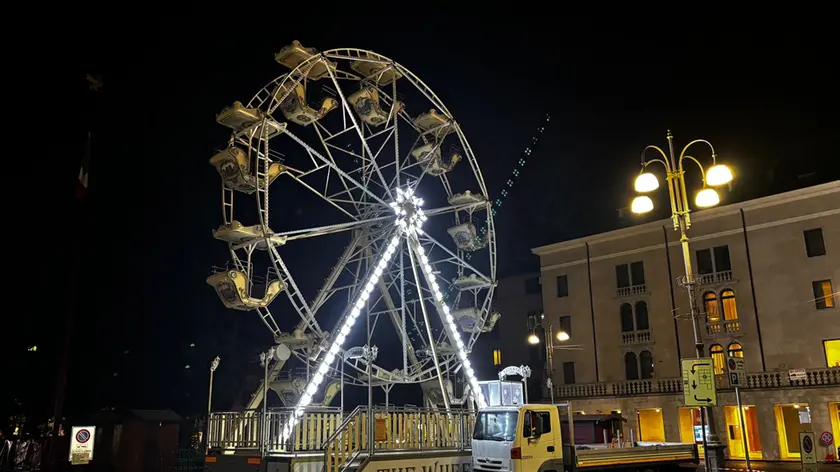 La ruota panoramica davanti all'Astor in piazza dei Martiri