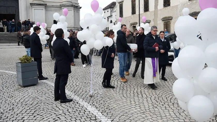 La bara della piccola Ludovica portata tra i palloncini