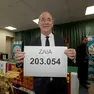 Luca Zaia con il cartello che indica l'incredibile numero di preferenze totalizzate alle Regionali 2025