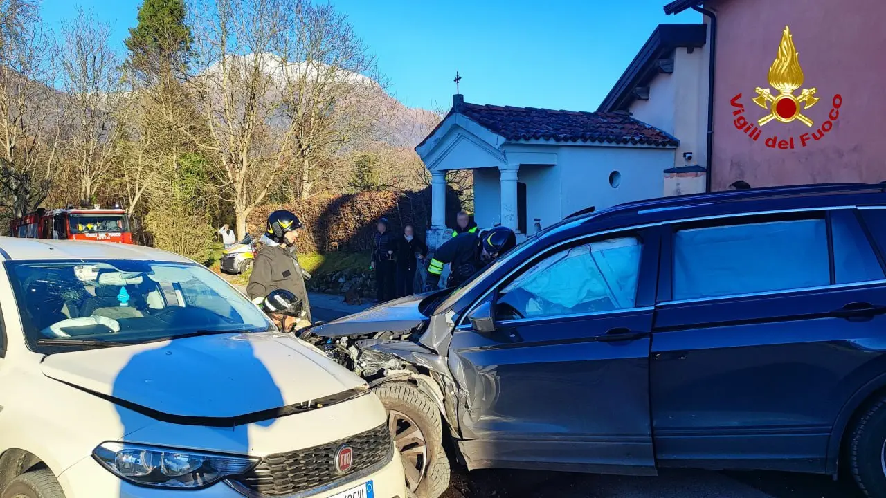 I vigili del fuoco al lavoro sulle auto incidentate