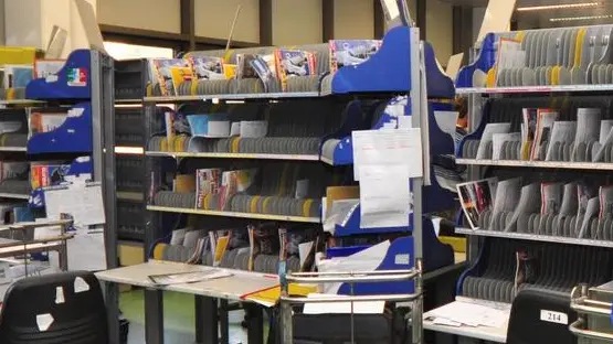 Un centro di smistamento di Poste Italiane