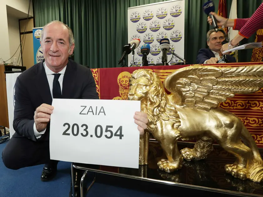 Il presidente Zaia con il cartello che indica le preferenze ottenute alle ultime regionali