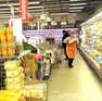 La veduta di un reparto di generi alimentari in vendita all'interno di un supermercato