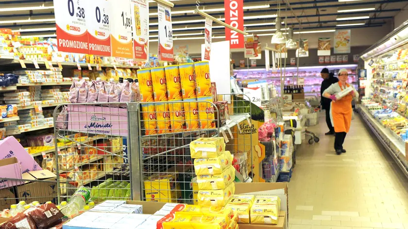 La veduta di un reparto di generi alimentari in vendita all'interno di un supermercato