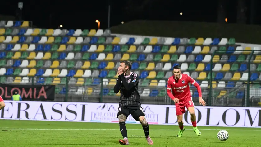 Il rammarico di Mignanelli dopo l'occasione sprecata (foto De Zanet)