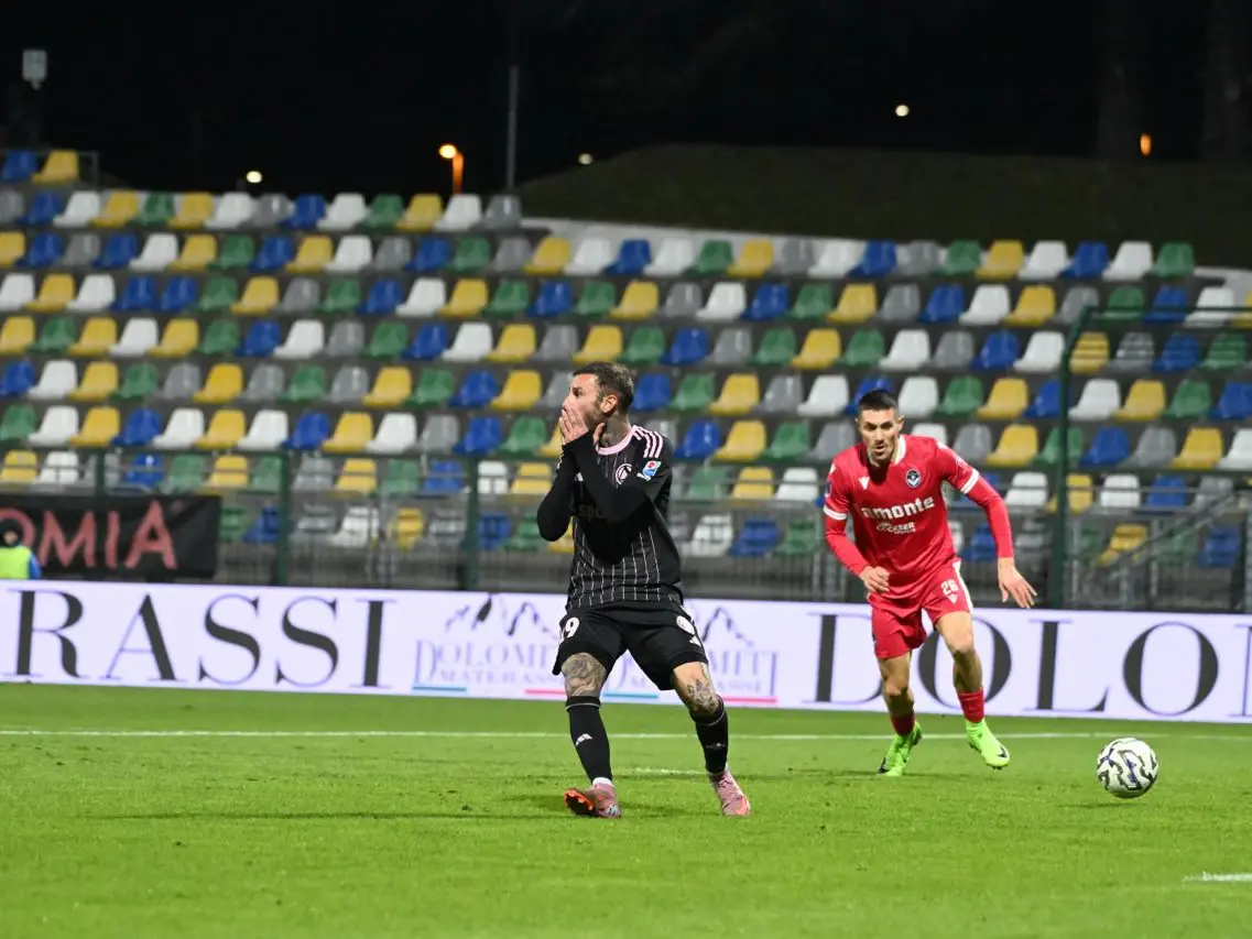 Il rammarico di Mignanelli dopo l'occasione sprecata (foto De Zanet)