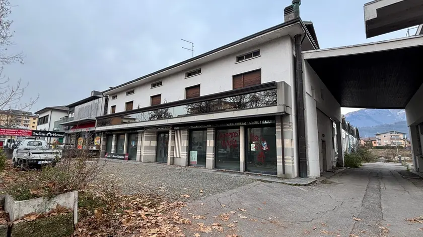 Il complesso ex Faena marmi in via Vittorio Veneto