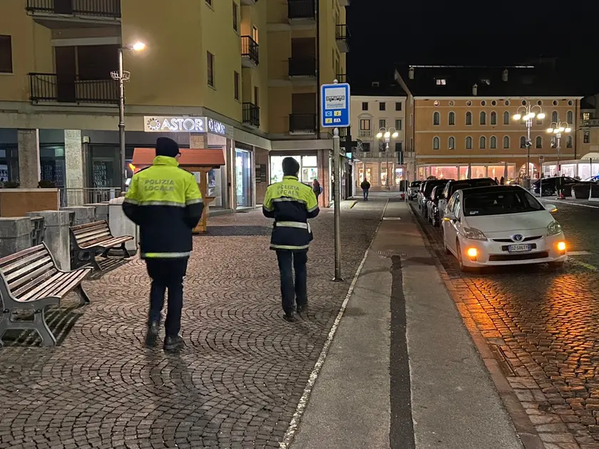Belluno: controlli della polizia locale sulle auto in sosta fuori dagli stalli