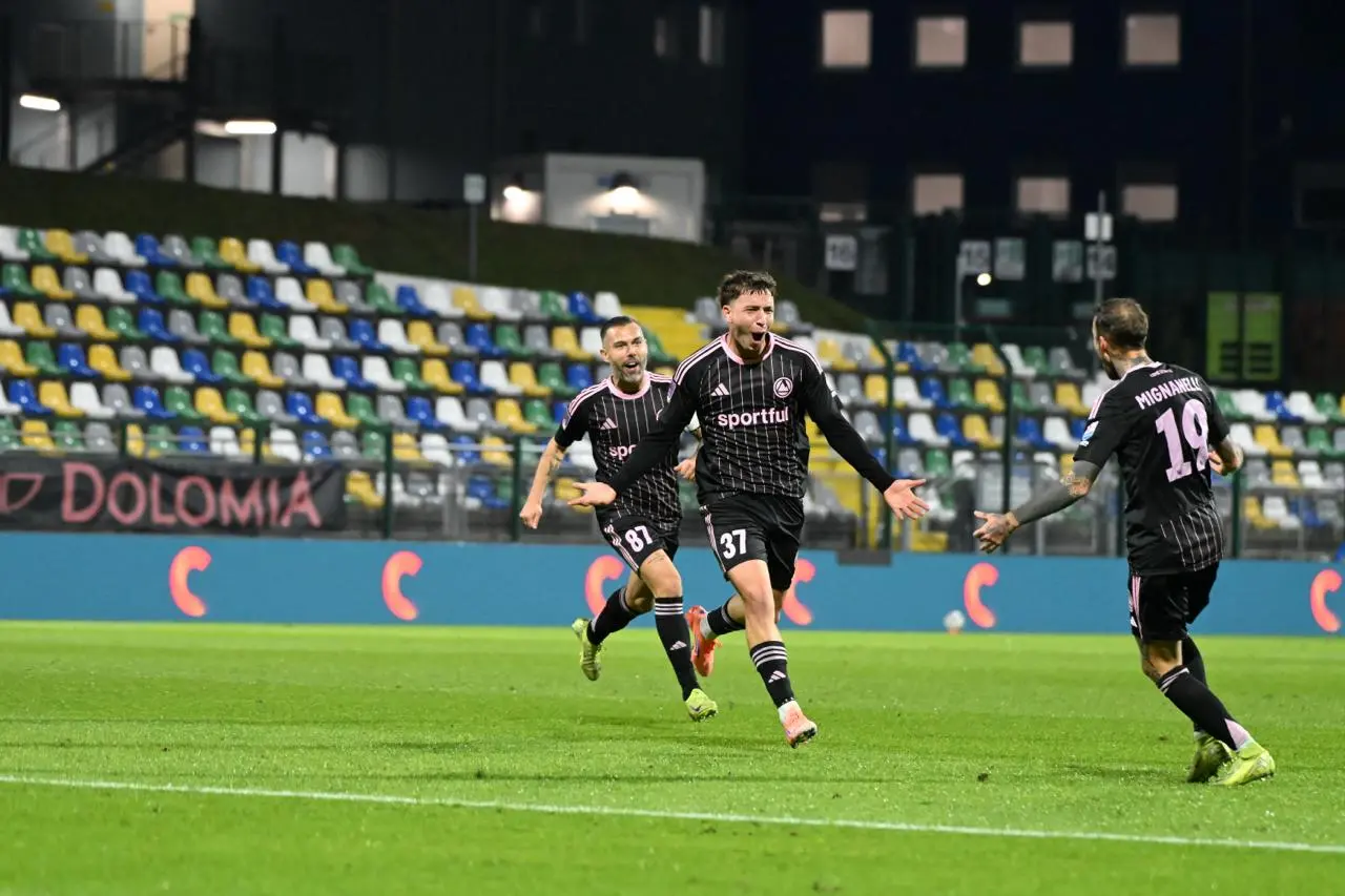 Louis Agosti esulta dopo il gol (Foto Beppe De Zanet)