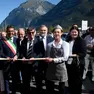 Elisa De Paris, con berretto e occhiali, regge il nastro tricolore all'inaugurazione del Bar Bianco di Lattebusche a Faè di Longarone