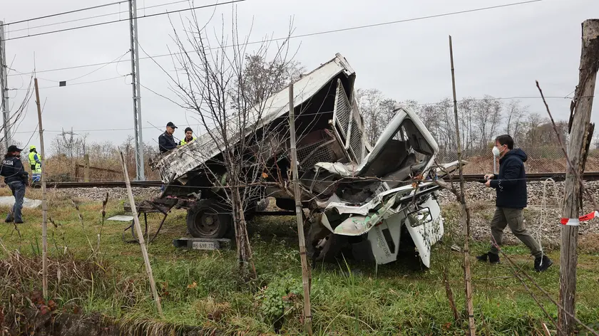 Quel che resta del furgone travolto dal treno (Fotofilm)