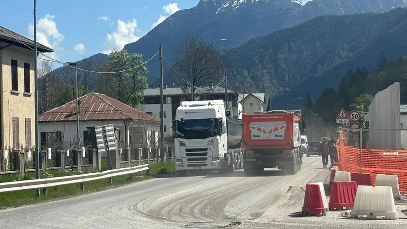 Due camion sull'Alemagna all'altezza della variante di Tai