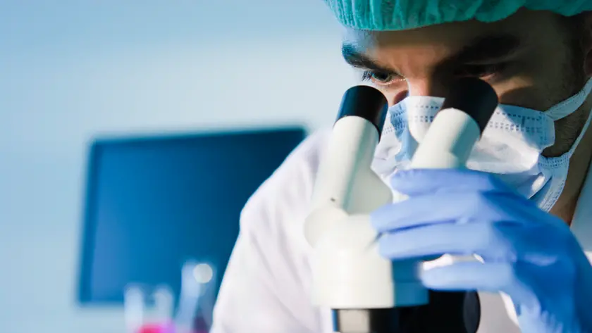 Un ricercatore al lavoro in un laboratorio scientifico