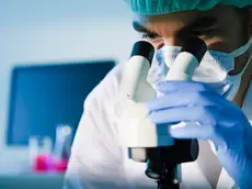 Un ricercatore al lavoro in un laboratorio scientifico