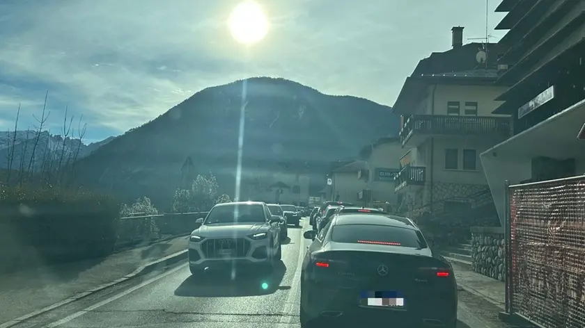 Auto in coda stamani a Valle di Cadore