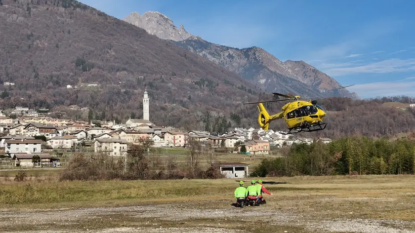 L'elicottero Falco durante le operazioni di soccorso