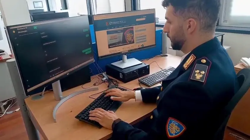 Un agente della Polizia postale al lavoro sulla pedopornografia