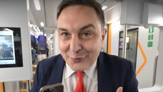 Andrea Driprè mentre si finge controllore di Trenitalia