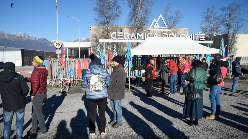 Operai alla Ceramica durante uno sciopero