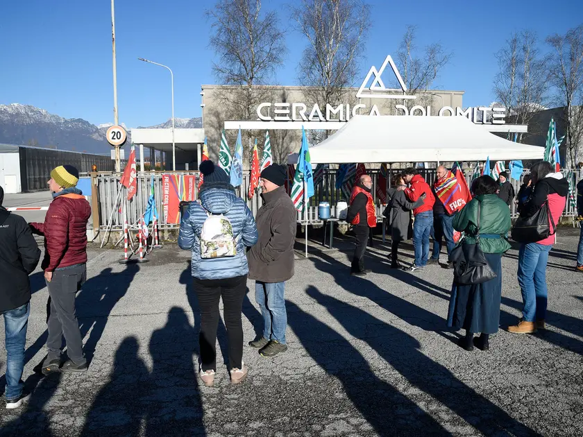 Operai alla Ceramica durante uno sciopero