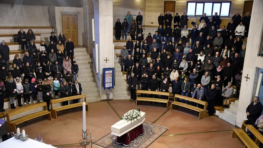 Il feretro di Elisa De Paris nella chiesa di Longarone