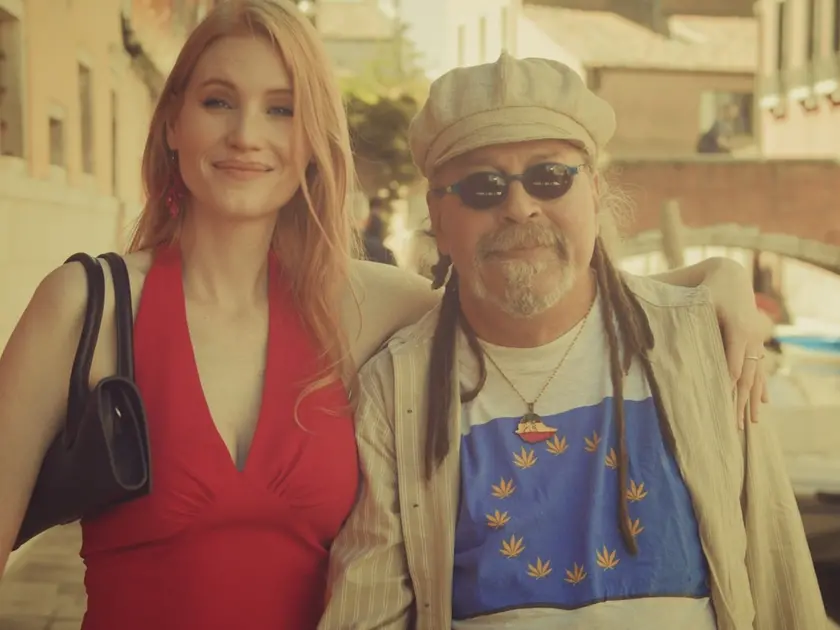 Skardy con Claudia Marchiori, sosia di Chiara Ferragni nel video