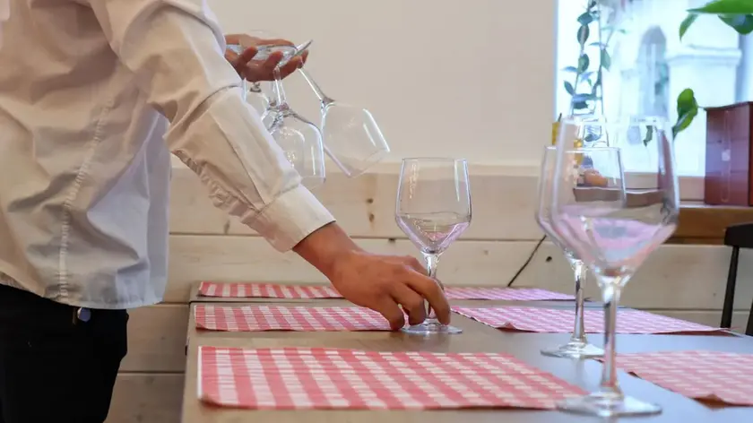 Un cameriere. Bidello rischia il licenziamento per il lavoro in nero in un ristorante