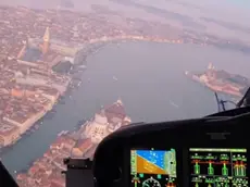 L'elicottero della Polizia mentre sorvolava Venezia durante l'operazione