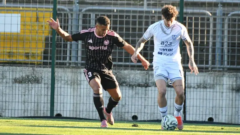 Eduardo Alcides contrasta un avversaria