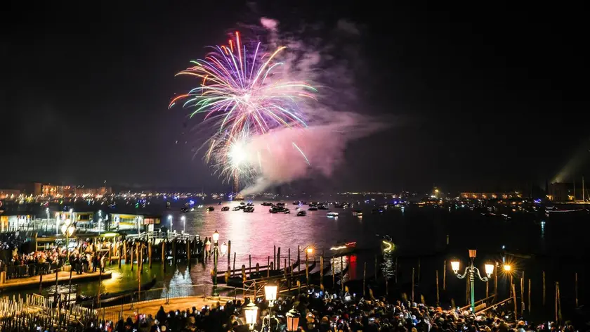 I fuochi d'artificio per salutare l'arrivo del 2025 a Venezia