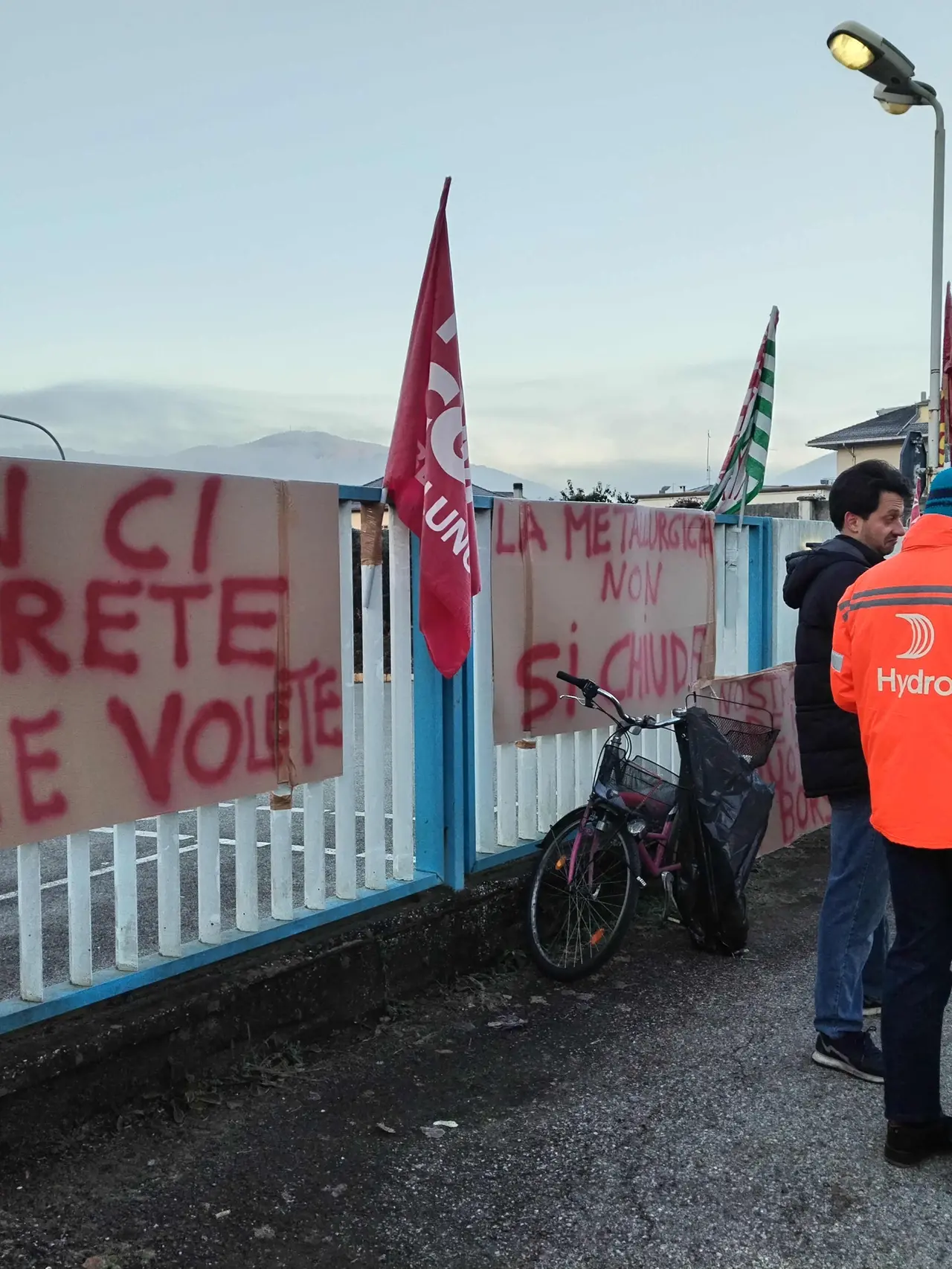 Lo stabilimento Hydro di Feltre nei giorni del presidio