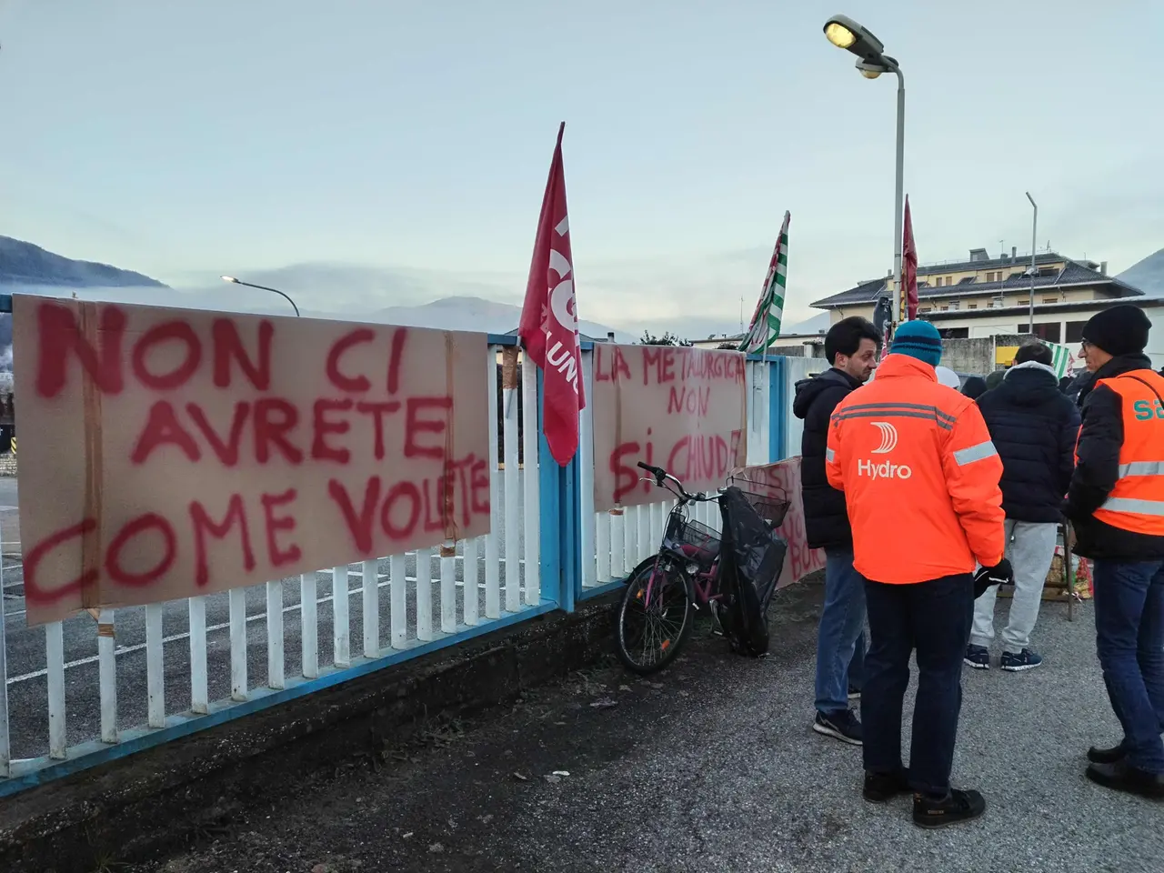 Lo stabilimento Hydro di Feltre nei giorni del presidio