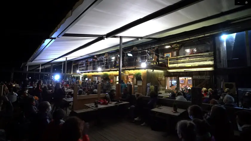 Una manifestazione musicale del 2021 sotto la veranda del rifugio Scoiattoli
