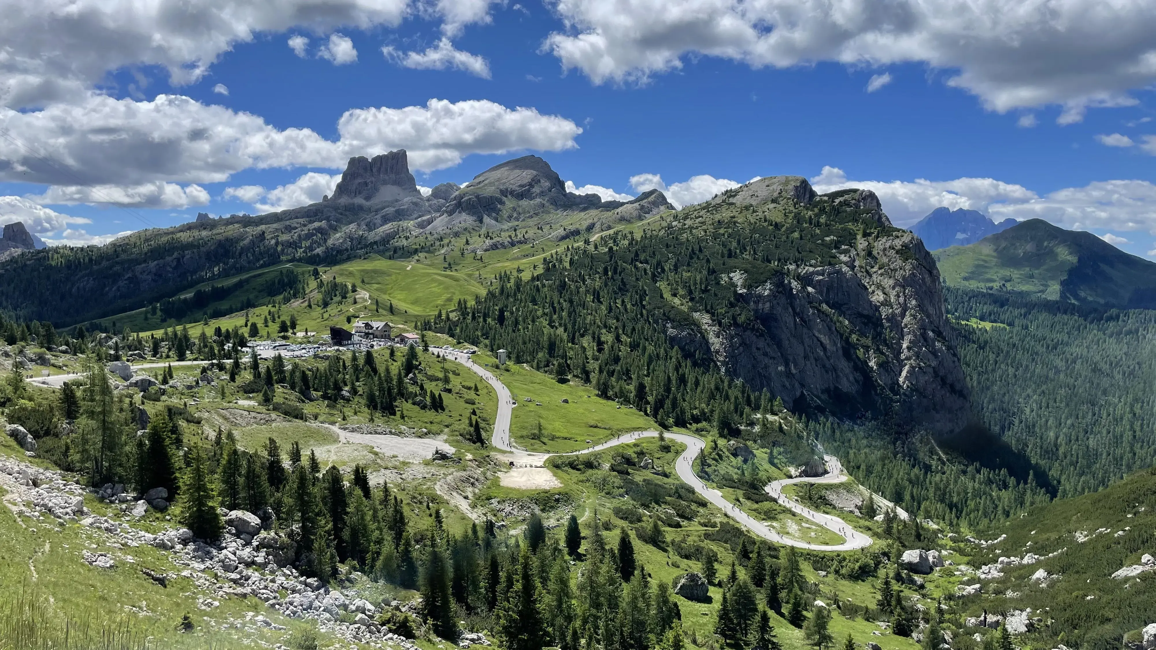 Dodici scatti, uno per ciascun mese, selezionati tra gli oltre 2700 che hanno partecipato al concorso indetto dal nostro giornale con Nord Est Multimedia e la Regione Veneto. Ecco come è andata: il calendario sarà in omaggio gratuito con il Corriere delle Alpi solo martedì 23 dicembre