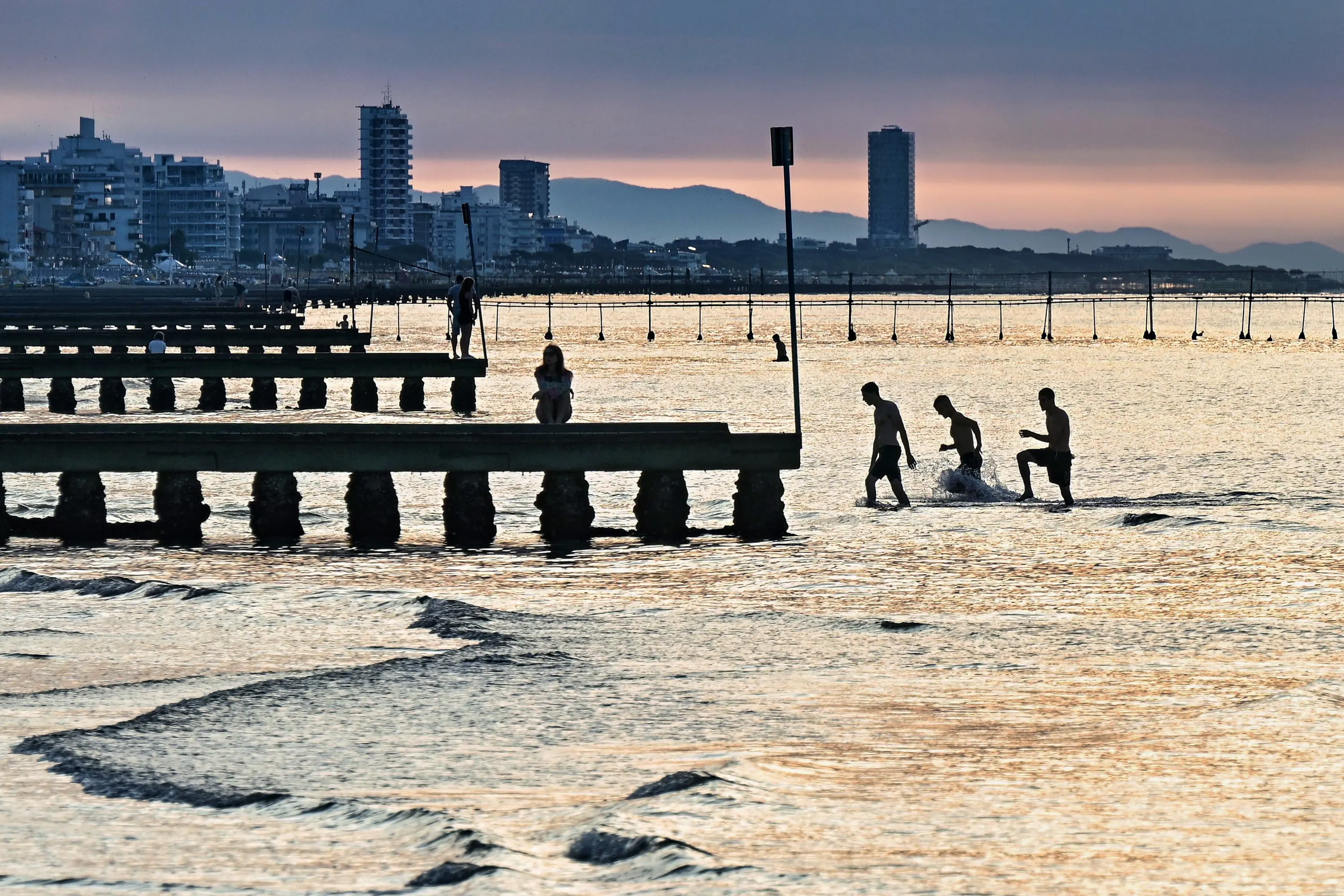 Dodici scatti, uno per ciascun mese, selezionati tra gli oltre 2700 che hanno partecipato al concorso indetto dal nostro giornale con Nord Est Multimedia e la Regione Veneto. Ecco come è andata: il calendario sarà in omaggio gratuito con il Corriere delle Alpi solo martedì 23 dicembre