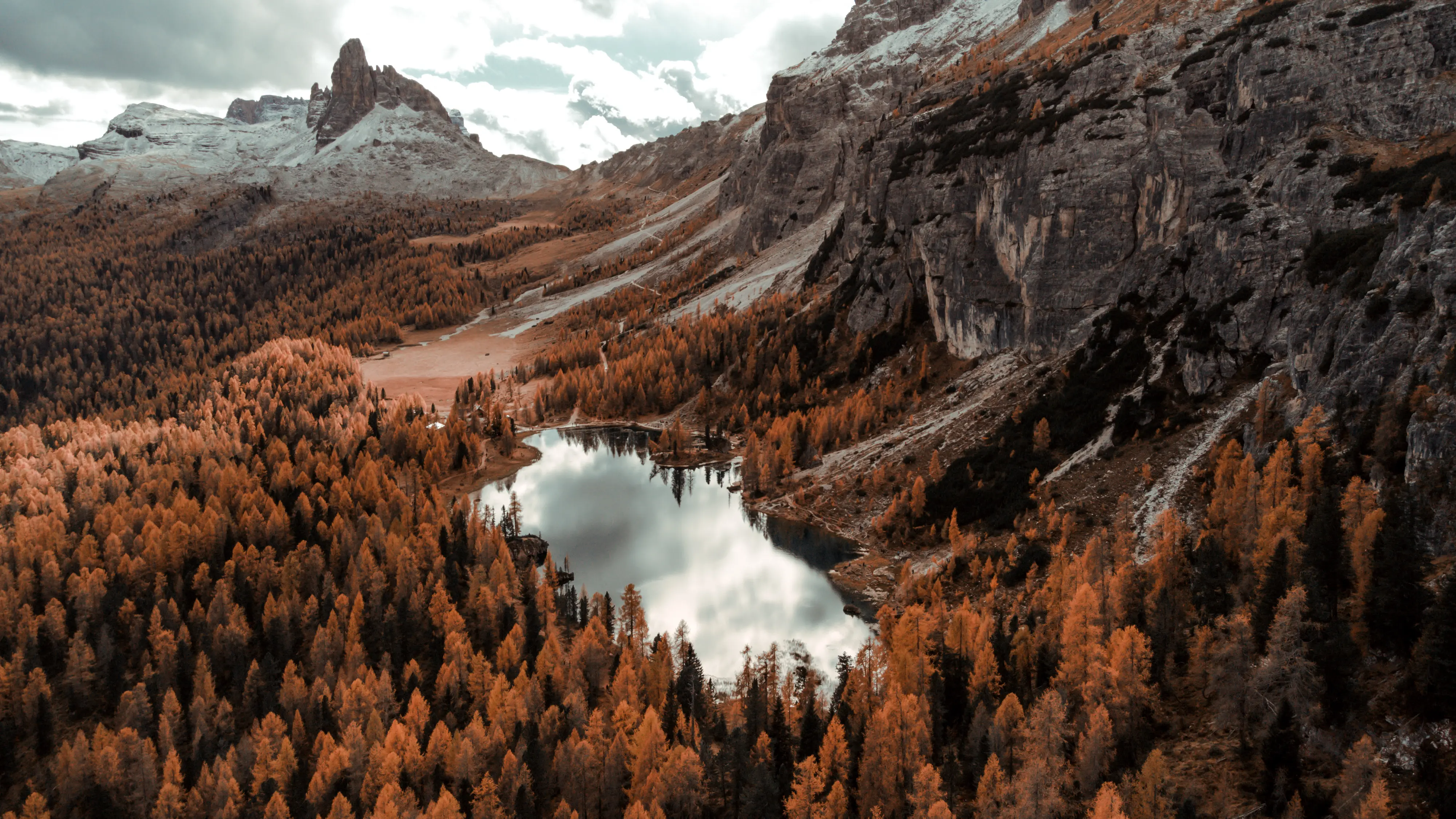 Dodici scatti, uno per ciascun mese, selezionati tra gli oltre 2700 che hanno partecipato al concorso indetto dal nostro giornale con Nord Est Multimedia e la Regione Veneto. Ecco come è andata: il calendario sarà in omaggio gratuito con il Corriere delle Alpi solo martedì 23 dicembre