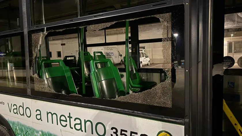 Il bus distrutto dopo essere stato preso d'assalto