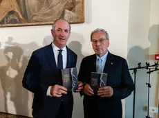Il governatore Zaia con il presidente della Fondazione, Zaccaria, entrambi con il nostro libro